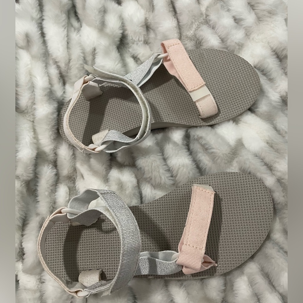 Woman’s tevas size 7